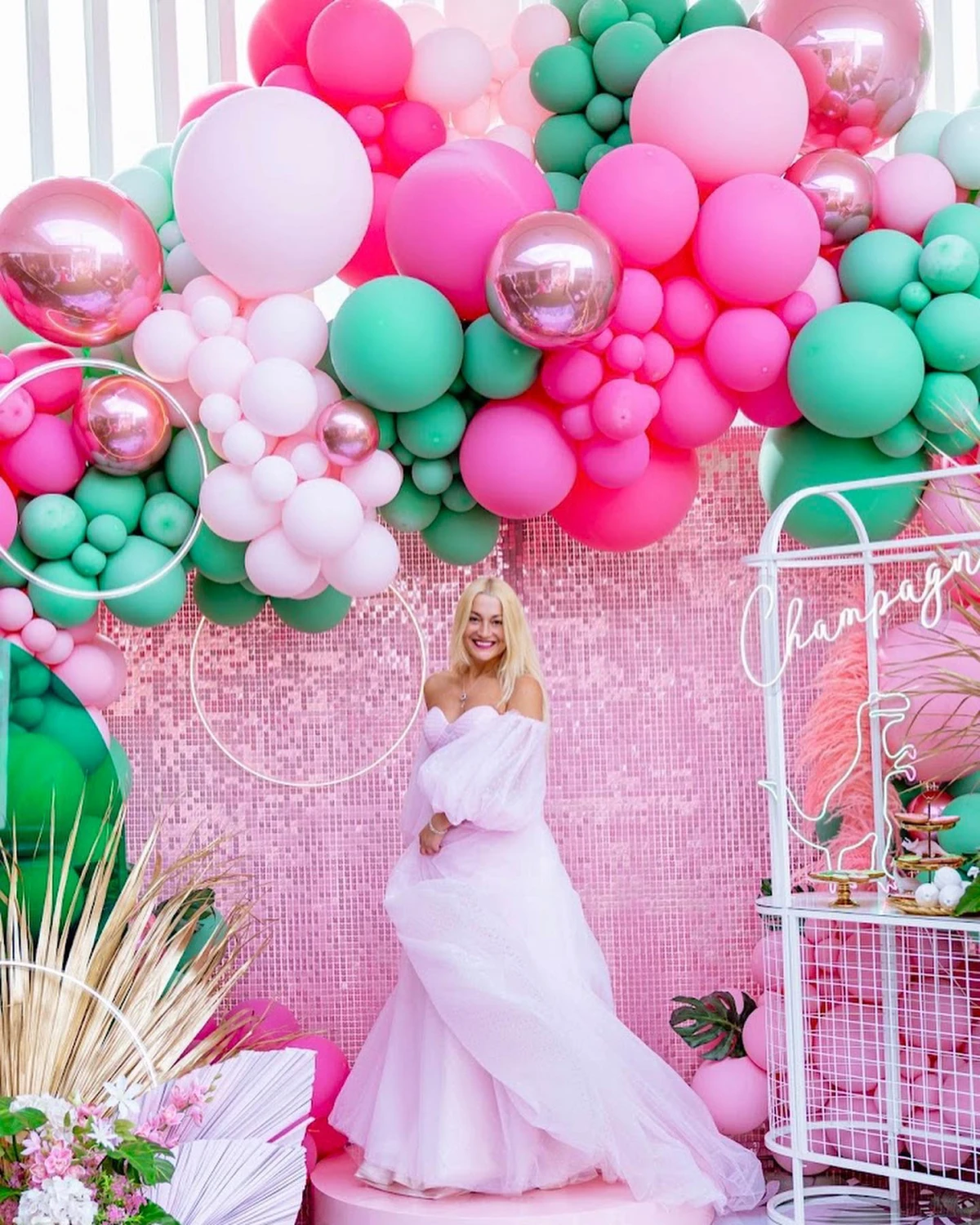 Keeps balloons in sparkling new look
