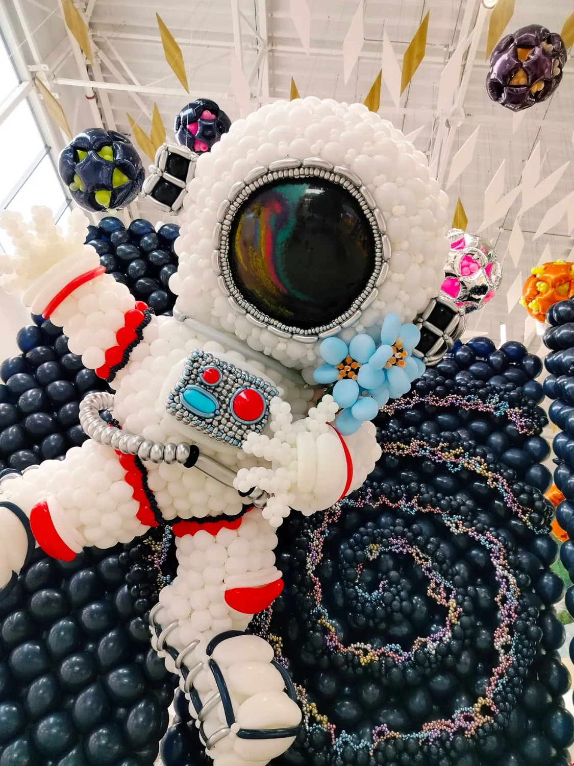Keeps balloons in sparkling new look